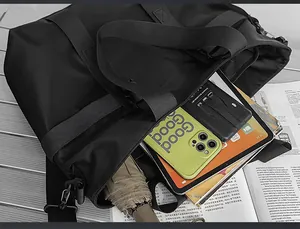 Intérieur spacieux du sac de voyage en nylon noir étanche avec tablette et accessoires