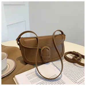 Détail du sac selle rétro marron café en cuir lisse avec bandoulière réglable