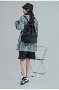 Détail du sac à dos noir à cordon avec poche avant en filet pour les loisirs sportifs