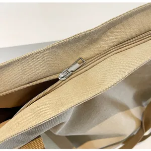 Detailaufnahme der Premium-Canvas-Stoffstruktur und des silbernen Metallreißverschlusses