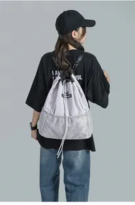 Détail de sac à dos gris en nylon avec cordon de serrage et couches en maille respirante