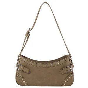 Sac sous l'aisselle en denim marron vintage avec rivets argentés et boucles style Y2K