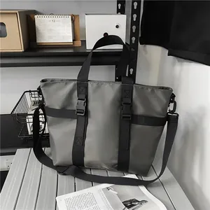 Grand sac cabas gris en tissu Oxford avec boucles noires et bandoulière amovible