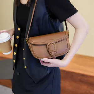 Sacoche vintage en cuir marron avec boucle minimaliste et bandoulière réglable