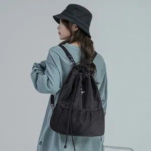 Sac à dos seau en nylon noir avec poches en filet et bretelles réglables confortables