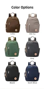 Disponible en seis colores, incluidos café, beige y marino con tejido de nailon