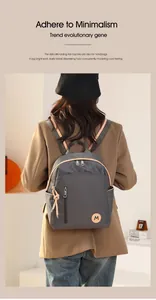 Vista detallada de la mochila de nylon oxford resistente al agua con logo M y bolsillo lateral
