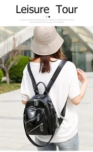 Détail du mini sac à dos en similicuir noir avec fermetures éclair argentées sur modèle