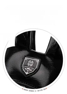 Détail du logo argenté sur un sac à dos noir brillant avec texture plissée en PU
