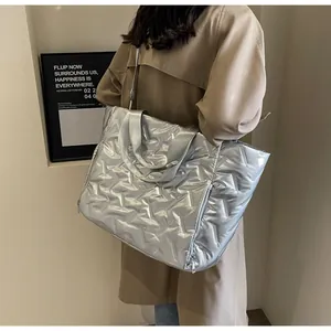 Ασημένια καπιτονέ oversized τσάντα tote σε μοντέλο με μεταλλικό φινίρισμα και λουράκι