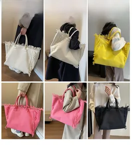 Vues détaillées des sacs fourre-tout en toile à franges en blanc jaune rose et noir