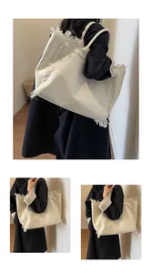 Vue détaillée du sac cabas en toile blanche avec des bords à franges et doubles poignées