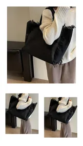 Détail d'un grand sac fourre-tout en toile noire avec des bords à franges stylés