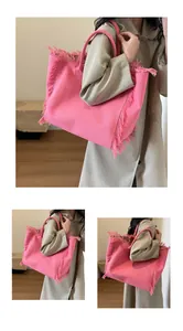 Détail du sac cabas en toile rose avec bords à franges élégants et grande capacité de stockage