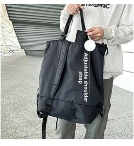 Detail der schwarzen wasserdichten Nylon-Tragetasche mit verstaubaren Schultergurten