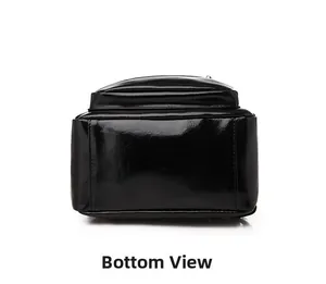Vue détaillée du fond montrant les coutures et le cuir PU noir brillant du sac à dos