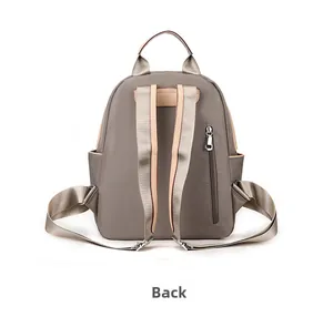 Vista trasera de mochila de nailon impermeable con cremallera antirrobo y correas ajustables