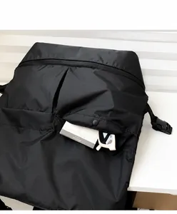 Detail eines wasserdichten schwarzen Nylon-Rucksacks mit Druckknopftasche und Brille