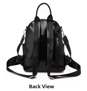 Vue arrière d'un sac à dos noir brillant en cuir PU avec bretelles réglables et poche zippée