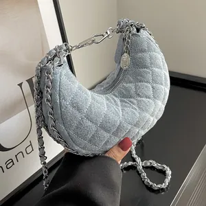 Bolso de Media Luna Acolchado de Denim para Mujer con Cadena de Rejilla Rómbica y Colgante de Flor Bolso Bandolera Jeans Casual