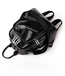 Gros plan du sac à dos en cuir PU noir brillant avec fermetures éclair en métal argenté