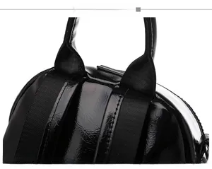 Détail du sac à dos en similicuir noir brillant avec coutures renforcées et bretelles tissées