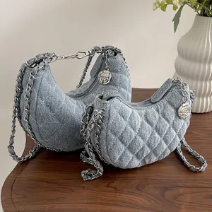 Bolsos de media luna en denim acolchado con cadenas plateadas y colgantes de rosa