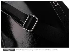 Détail de la bandoulière réglable en nylon avec boucle argentée sur un sac à dos noir