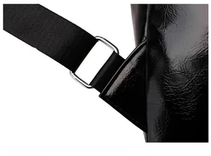 Détail de la boucle en métal argenté brillant et de la bandoulière en nylon noir tissé