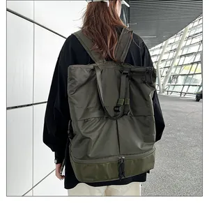 Detail eines wasserdichten Nylon-Rucksacks mit Doppelgriffen und großem Stauraum