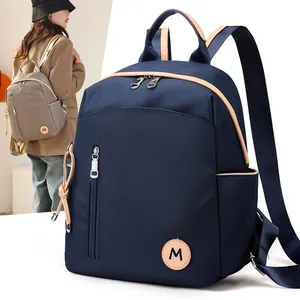 Mochila impermeable de nailon azul marino para mujer con logo M y correas de lona de moda