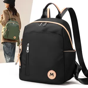 Mochila de nailon impermeable para mujer con adornos de cuero y bolsillos con cremallera