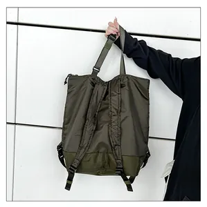 Detail von strapazierfähigem Ripstop-Nylon und verstärkten Griffen an der grünen Tasche