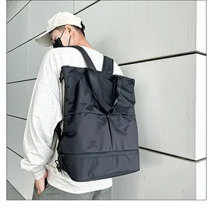 Detail eines wasserdichten Nylon-Rucksacks mit großem Fassungsvermögen und Bodenfach