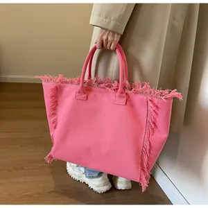 Sac cabas rose en toile avec longues franges et bandoulière spacieuse élégante