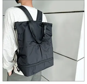 Detailansicht eines wasserabweisenden Nylon-Rucksacks mit matter Textur und viel Stauraum