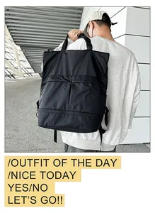 Nahaufnahme eines schwarzen Nylon-Rucksacks mit Gitterstruktur in urbaner Außenumgebung