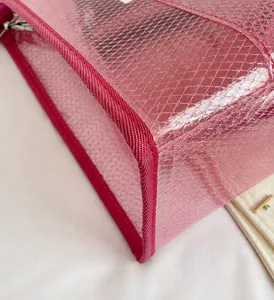 Vue détaillée du sac cabas en maille rose transparente avec coutures renforcées