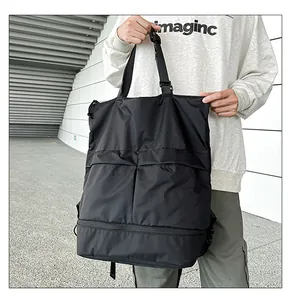 Detailansicht des schwarzen wasserdichten Nylon-Rucksacks mit praktischem Mehrfachfach