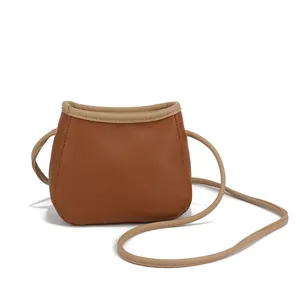 Sac seau marron minimaliste pour femme avec bandoulière beige et texture cuir grainé fine