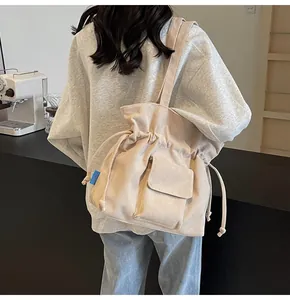 Detail der Cord-Beuteltasche mit Außentasche und verstellbarem Kordelzug an der Seite