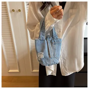 Λεπτομέρεια μίνι τσάντας denim με distressed υφή και στοιχεία τσέπης στυλ τζιν παντελόνι