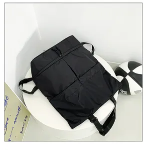 Detaillierte Nahaufnahme des wasserabweisenden schwarzen Nylon-Rucksacks mit Reißverschlüssen