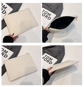 Vues détaillées d'une pochette en toile beige avec zip doré et doublure noire