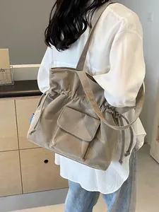 Borsa a secchiello beige in velluto a coste con coulisse e tasca frontale con patta