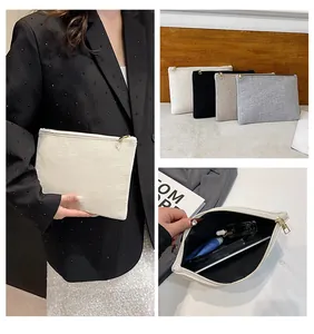 Détail de quatre pochettes en lin neutre montrant l'intérieur spacieux pour tablettes