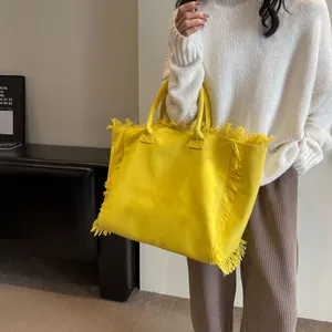 Grand sac cabas en toile jaune vif avec bords à franges et design minimaliste