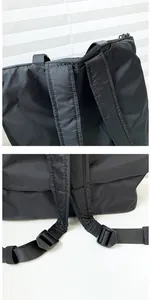 Nahaufnahme des wasserfesten Nylon-Rucksacks mit verstärkten Nähten und verstellbaren Trägern