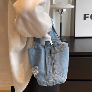 Μίνι γαλάζια τσάντα bucket από denim με λεπτομέρειες φθοράς και vintage τζιν σχέδιο