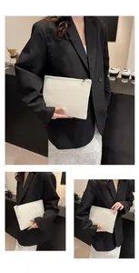 Pochette tendance en toile de lin beige avec fermeture éclair dorée et style chic